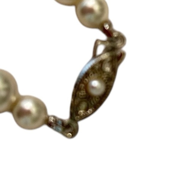 Vintage faux off white luscious pearl necklace with embossed silver tone clasp - Picture 6 of 6